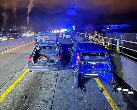 Drei verletzte Personen nach Verkehrsunfall auf A565, Feuerwehr und Rettungsdienst im Einsatz.