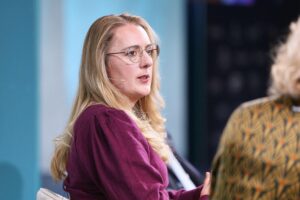 Katharina Dröge spricht gegen verpflichtendes Gesellschaftsjahr für junge Menschen, fördert Freiwilligkeit und Verantwortung.