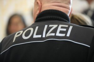 Polizisten durchsuchen Wohnung, Drogen und Bargeld sichergestellt, Drogenhandel aufgedeckt in Essen.