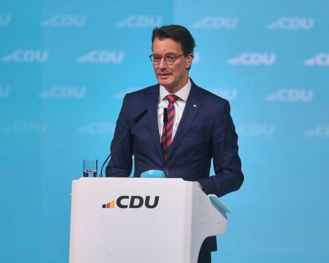 Sören Link lehnt Spitzenkandidatur bei NRW-Wahl 2027 ab, bleibt Oberbürgermeister in Duisburg.