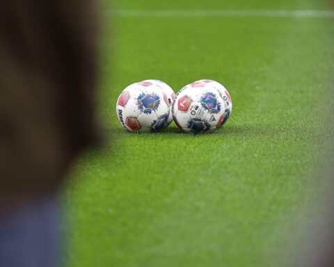 Fußbälle symbolisieren den sportlichen Kontext der Trennung von Geschäftsführer Thomas Brendel bei Dynamo Dresden.