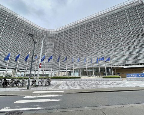 EU-Fahnen vor dem Hintergrund, symbolisieren Politik und Diskussion um Hilfsgelder für Palästinenser.