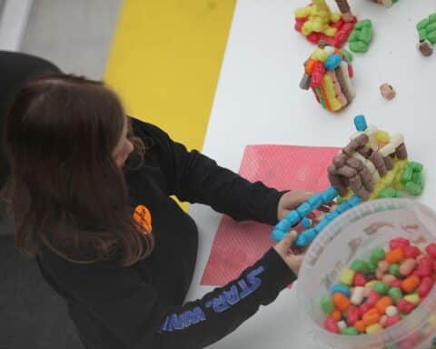 Spielendes Kind mit sicherem Spielzeug, symbolisiert EU-Reform gegen schädliche Chemikalien.