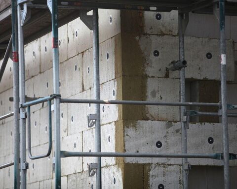 Gerüstbau in Deutschland, symbolisiert kostensparende Bauweise mit Fokus auf einfache Standards.