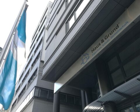 Bild eines Einfamilienhauses mit Kontrast zwischen unterschiedlichen Grundsteuerbeträgen in Deutschland.