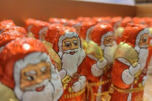 Weihnachtsmänner in festlicher Umgebung, symbolisieren unzureichende Umsätze im aktuellen Weihnachtsgeschäft.