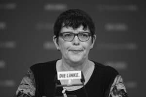 Ein Porträt von Anke Hofmann-Domke, umgeben von Symbolen des Abschieds und der Trauer.