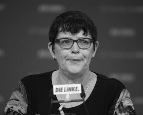 Ein Porträt von Anke Hofmann-Domke, umgeben von Symbolen des Abschieds und der Trauer.
