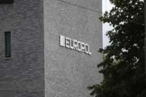 Europol entfernt gefälschtes Spielzeug: Gesundheitsrisiken, Sicherheitsmaßnahmen, Zusammenarbeit von 26 Ländern.