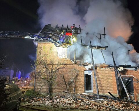 Zerstörtes Wohnhaus nach Explosion, Feuerwehr im Einsatz, Drama und Trauer in Dörentrup.