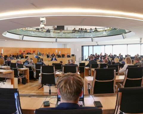 Hessischer Landtag, Politiker im Gespräch, Kritik am Nachtragshaushalt, Schuldenbremse, FDP-Fraktion.