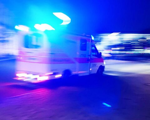 Rettungswagen vor einem Krankenhaus, symbolisiert Verletzung und Hilfe für Radfahrerin im Bikepark.