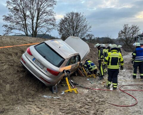 Feuerwehr befreit Autofahrerin nach Verkehrsunfall, Einsatzkräfte arbeiten am umgestürzten Fahrzeug.