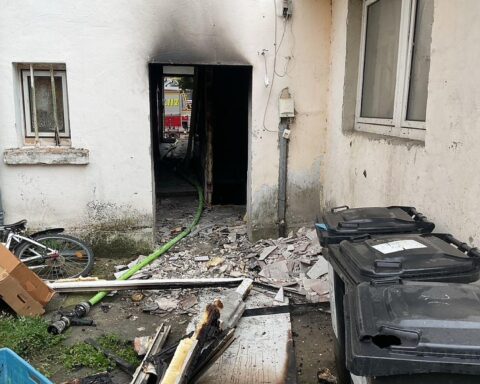 Feuerwehr löscht Brand in Dortmunder Mehrfamilienhaus; evacuierte Bewohner, eine Person verletzt.