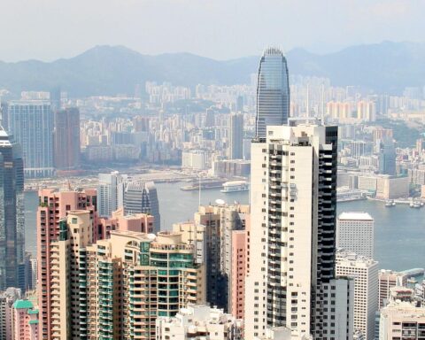 Blick auf brennende Gebäude in Hongkong während verheerendem Wohnkomplex-Feuer.