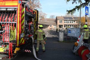 Feuerwehreinsatz in einer Schule: Brand in Toilette schnell gelöscht, Schüler evakuiert.