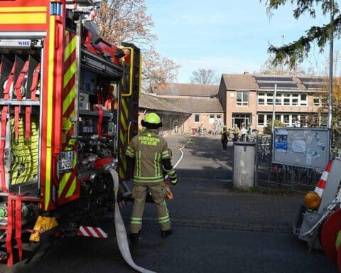 Feuerwehreinsatz in einer Schule: Brand in Toilette schnell gelöscht, Schüler evakuiert.