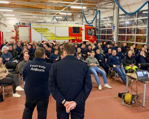 Feuerwehrübung: Einsatzkräfte informieren sich über Katastrophenschutz und Notfallvorsorge in Großenkneten.