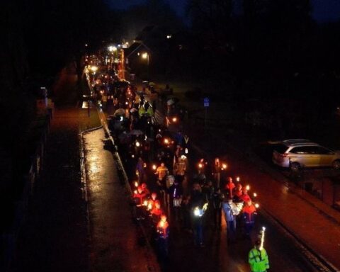 Laternelaufen in Huntlosen: 600 Teilnehmer marschieren mit Laternen durch den Ort bei Regen.