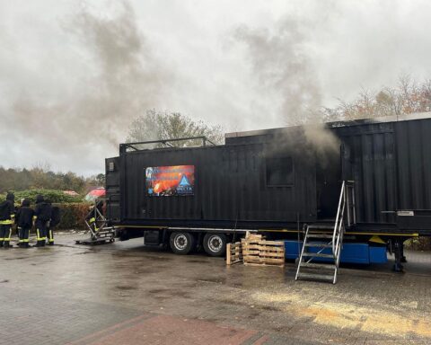 Realbrandübung: Feuerwehrleute trainieren Brandbekämpfung im beheizten Container unter hohen Temperaturen.