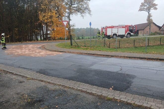 Feuerwehr beseitigt 400 Meter lange Ölspur in Offen
