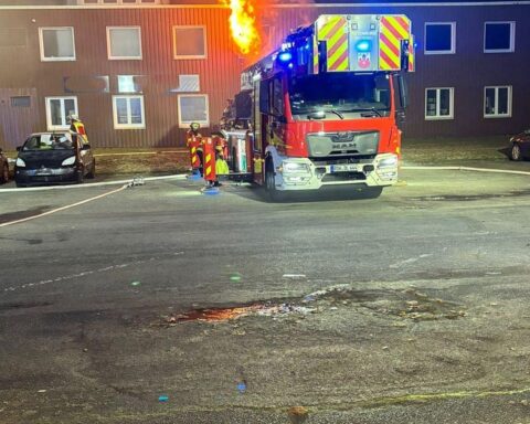 Drehleiter der Feuerwehr im Einsatz gegen Zimmerbrand bei Nacht am Flugplatz Rotenburg.