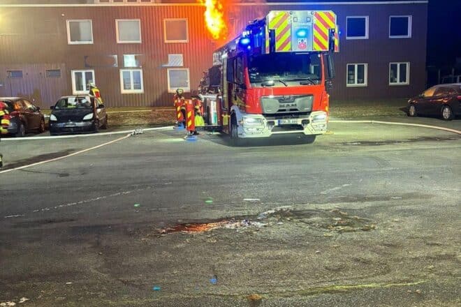 Feuerwehr löscht nächtlichen Zimmerbrand am Rotenburger Flugplatz