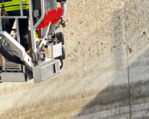 Eule wird mit Feuerwehr-Drehleiter aus Gülletank gerettet, Einsatzkräfte bei der Arbeit.