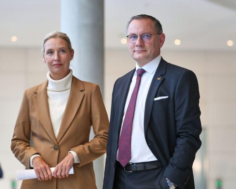 Darstellung der politischen Umfragen: AfD stärkste Kraft, Merz' Zufriedenheit auf Tiefstand.