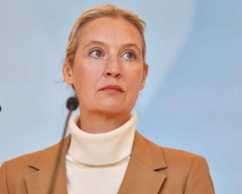 Alice Weidel auf einer politischen Veranstaltung, symbolisiert AfD-Wählergunst und Umfrageergebnisse.