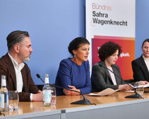 Wählerumfragen zeigen AfD an der Spitze, Wagenknecht-Party fällt unter Drei-Prozent-Marke.
