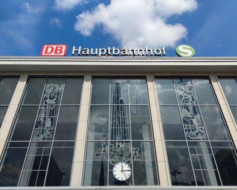 Frau mit aggressivem Verhalten im Dortmunder Hauptbahnhof wird von Polizisten festgehalten.