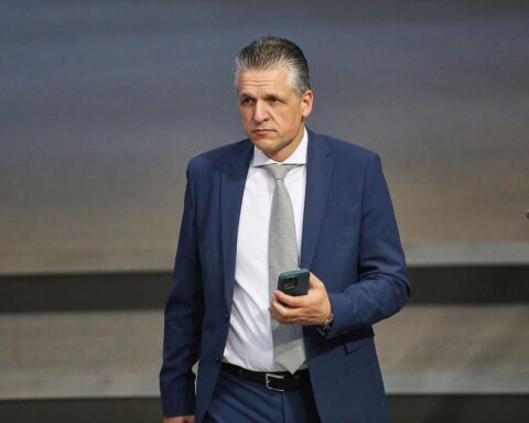 Thorsten Frei diskutiert besorgt über den neuen US-Friedensplan für Russland und die Ukraine.