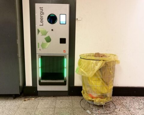 Leergutautomat mit Mehrwegbechern, Freiburgs Verpackungssteuer und Mehrwegoffensive zur Abfallreduktion.