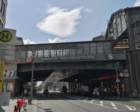 Bahnhof Friedrichstraße, symbolisch für Verkehrsunfälle und politische Debatten über Sicherheit in Berlin.