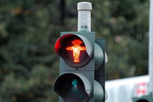 Rote Ampel zeigt, Fußgängerüberweg, Unfallstelle, Verletzter Mann, Einsatz von Rettungskräften.