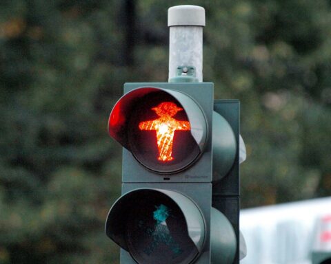 Rote Ampel zeigt, Fußgängerüberweg, Unfallstelle, Verletzter Mann, Einsatz von Rettungskräften.