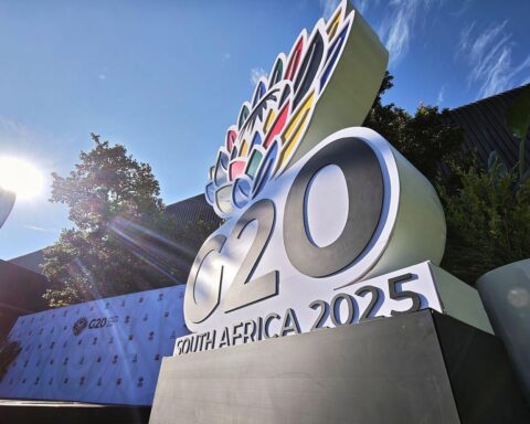 G20-Logo vor Johannesburg, symbolisiert internationale Zusammenarbeit und aktuelle globale Herausforderungen.