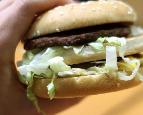Burger auf einem Teller, symbolisiert die Herausforderungen der Gastronomie in Deutschland.