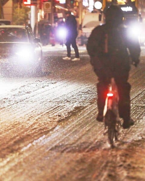 Schneebedeckte Straßen mit Glatteis, winterliche Bedingungen und Verkehrshinweise zum Warnen der Autofahrer.