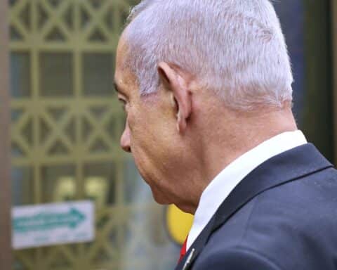 Benjamin Netanjahu im Fokus, während die Bundesregierung seine Einladung nach Deutschland ablehnt.