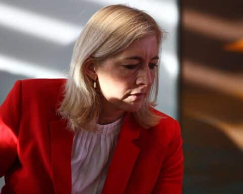 Nina Warken diskutiert Zuzahlungen in der gesetzlichen Krankenversicherung auf einer Veranstaltung in Berlin.