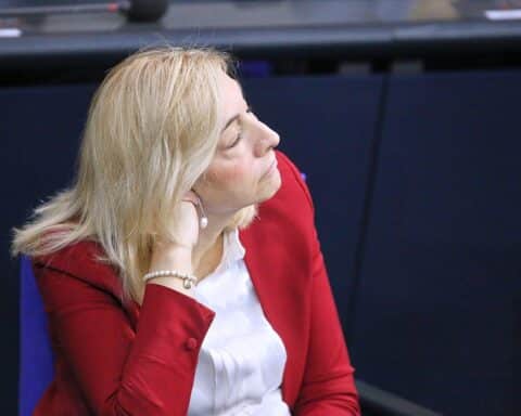 Nina Warken appelliert an Bürger, günstige Krankenkassen zu wählen, um Beitragssteigerungen zu vermeiden.