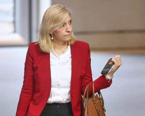 Nina Warken lehnt Zweiklassenmedizin ab, betont Solidarität und Reformbedarf im Gesundheitssystem.