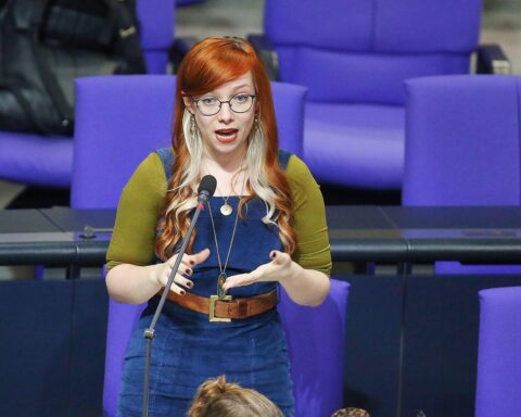 Politikerin Kathrin Gebel fordert besseren Schutz für Frauen und strukturelle Reformen gegen Gewalt.