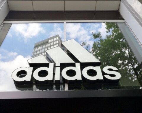 Gewerkschaftsmitglieder diskutieren über höhere Gehälter und Arbeitsbedingungen bei Adidas in Herzogenaurach.