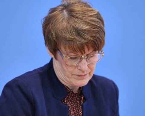 Veronika Grimm diskutiert Wirtschaftsreformen und kritisiert politische Strategien der SPD und AfD.