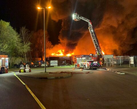 Großbrand in Gladbeck: Feuerwehr im Einsatz, Flammen und Rauch über Industriegebiet sichtbar.