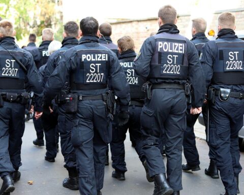 Polizei im Großeinsatz bei Fußballfans-Demonstration in Leipzig, 8.000 Teilnehmer, keine Zwischenfälle.