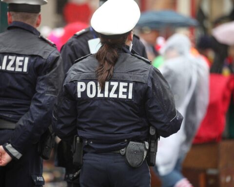 Polizei mit Einsatzkräften kontrolliert feiernde Karnevalisten in Köln, sorgt für Sicherheit und Ordnung.